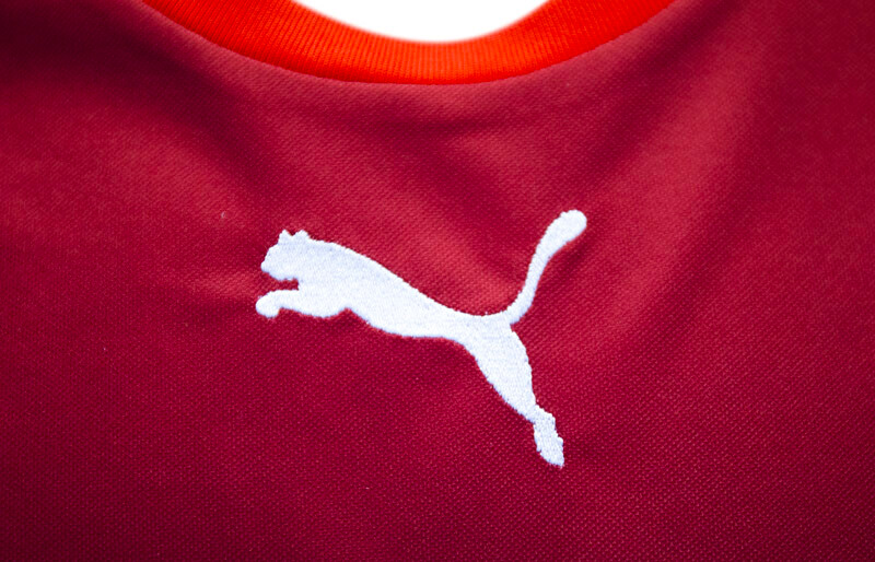 Home Jersey Replica Puma Czech Republic with the original signature of Petr Cech