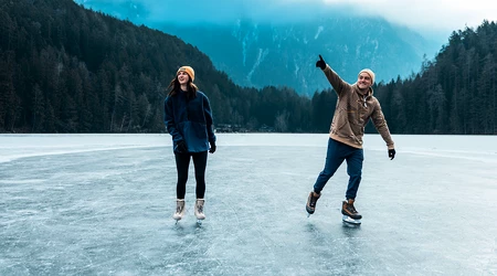 Schlittschuhlaufen auf dünnem Eis. Wie man sicheres Eis auf dem Teich erkennt