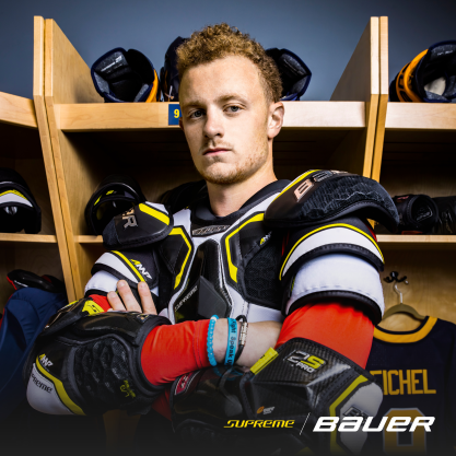 Jack Eichel in der Ausrüstung Bauer Supreme