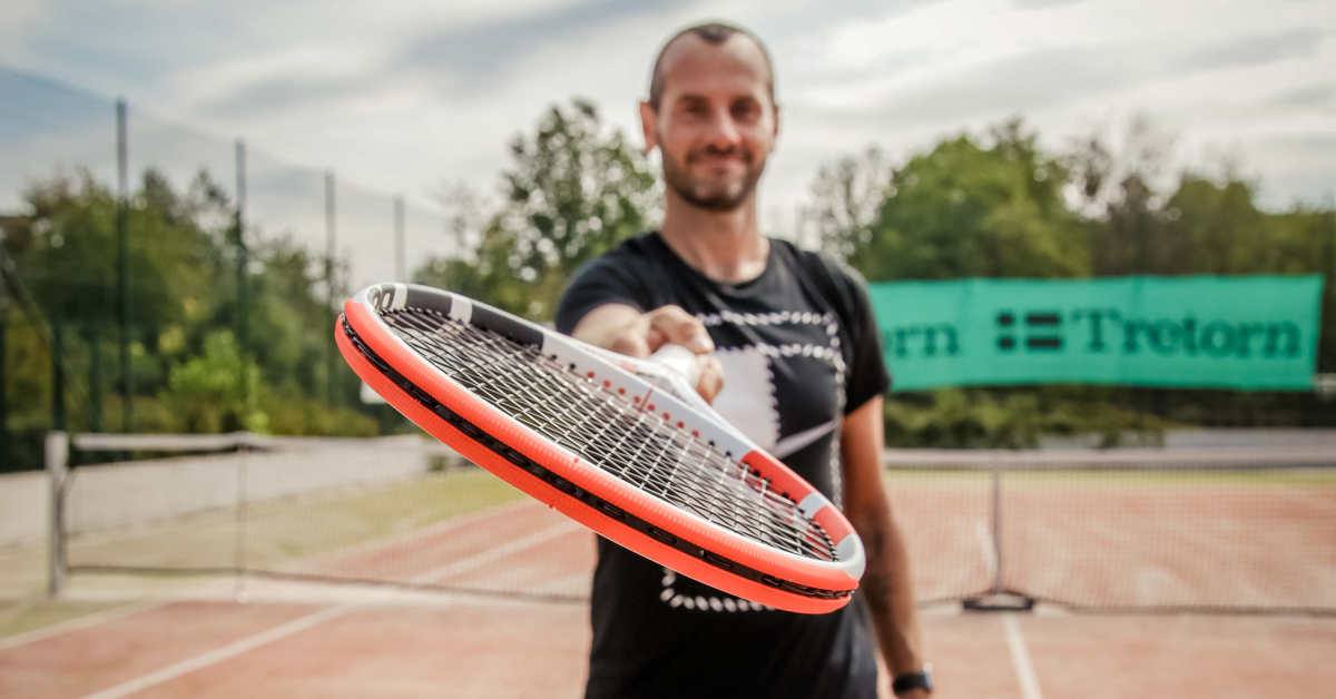 Roland mit den Tennisschlägern Babolat Pure Strike 2020