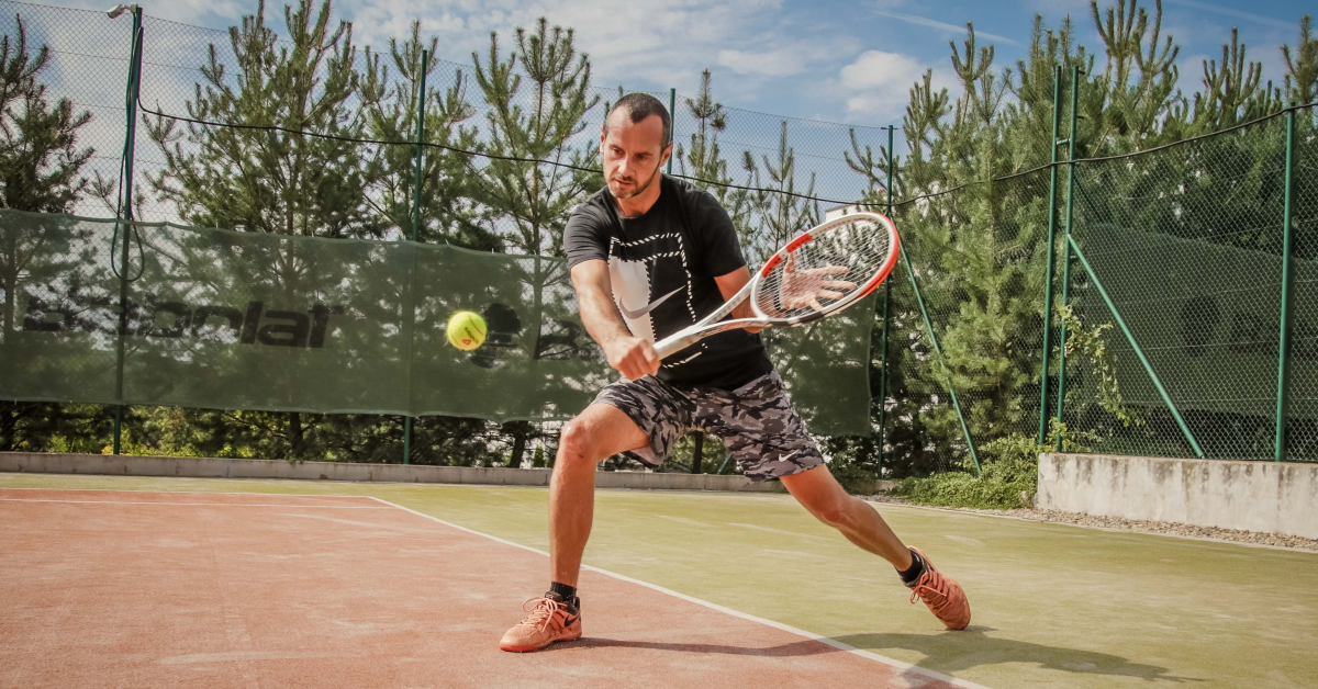 Roland mit den Tennisschlägern Babolat Pure Strike 2020