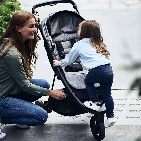 Der Thule Spring Stadtkinderwagen hat eine Fußstütze für Kinder