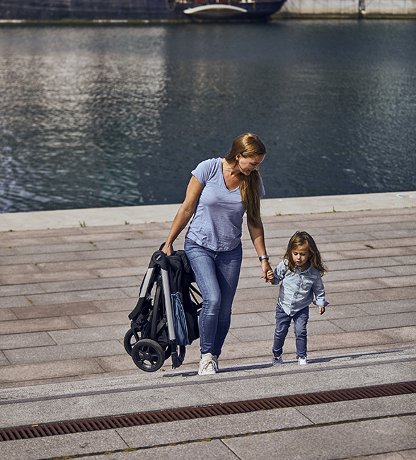 Zusammengeklappter Stadtkinderwagen Thule Spring