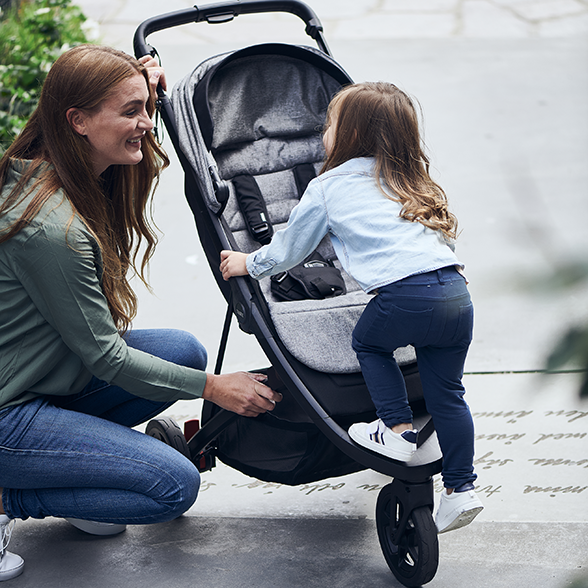 Kinderwagen Thule Spring hat für die Kinder eine Fußstütze zum Hochklettern