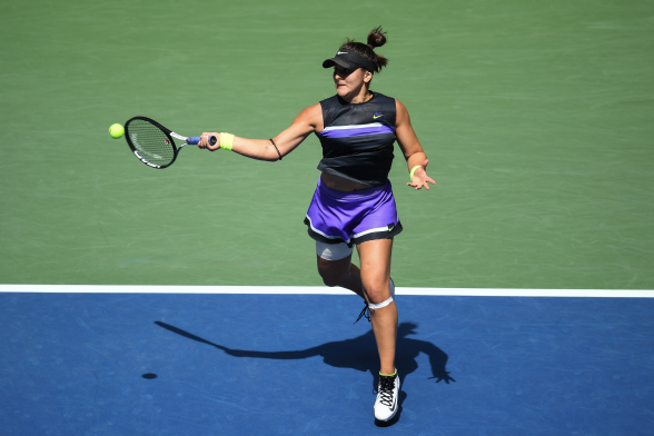 Bianca Andreescu mit dem Tennisschläger Head Speed