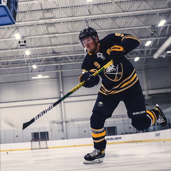 Jack Eichel in Eishockeyschlittschuhen Bauer Supreme Ultrasonic