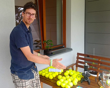 Michal Bayerl bei dem Tennisbälle-Test