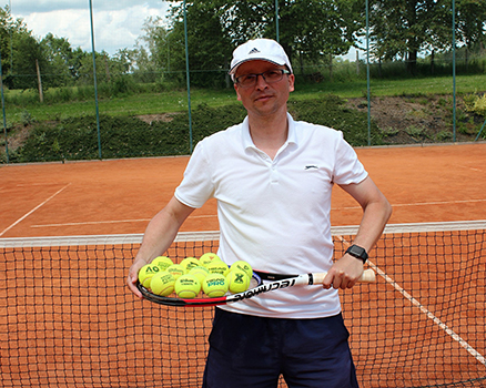 Fortgeschrittener Anfänger im Tennisbällen-Test