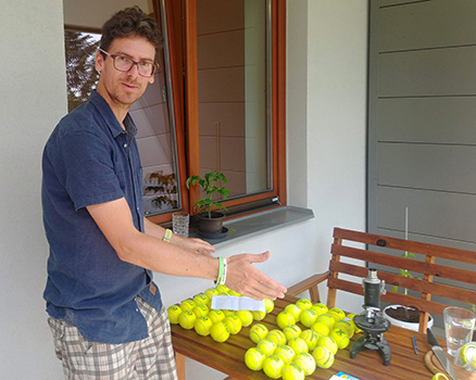 Michal Bayerl bei dem Tennisbälle-Test