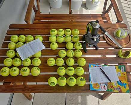 Tennisbälle und alle Testausstattung