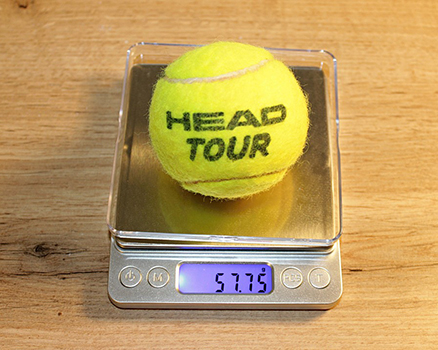 Tennisbälle wurden auf der Wiege gewogen