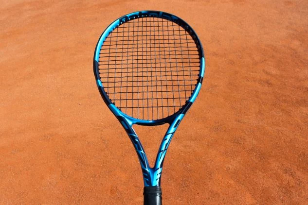 Babolat Pure Drive 2021></p><p>Das blau-schwarze Design von Babolat Pure Drive hat auch viele professionelle Spieler hingerissen</p><p>Es ist ein Schläger <strong>mit einem unbegrenzten Potential</strong> für alle fortgeschrittenen, erfahrenen und Leistungsspieler. Mit diesem Modell schlagen in Bälle z.B. <a href=