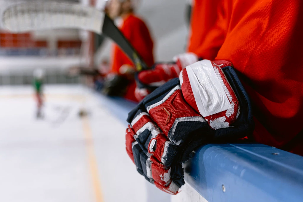 Die Pflege Ihrer Eishockeyausrüstung verlängert ihre Lebensdauer und verbessert Ihre Leistung.