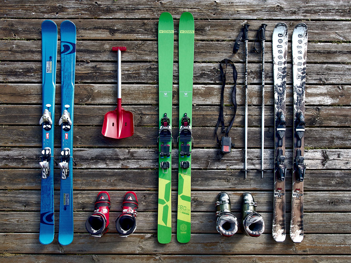 Zur Ausrüstung fürs Skibergsteigen gehören nicht nur Ski und Schuhe. Man sollte auch an die Sicherheit in den Bergen denken.