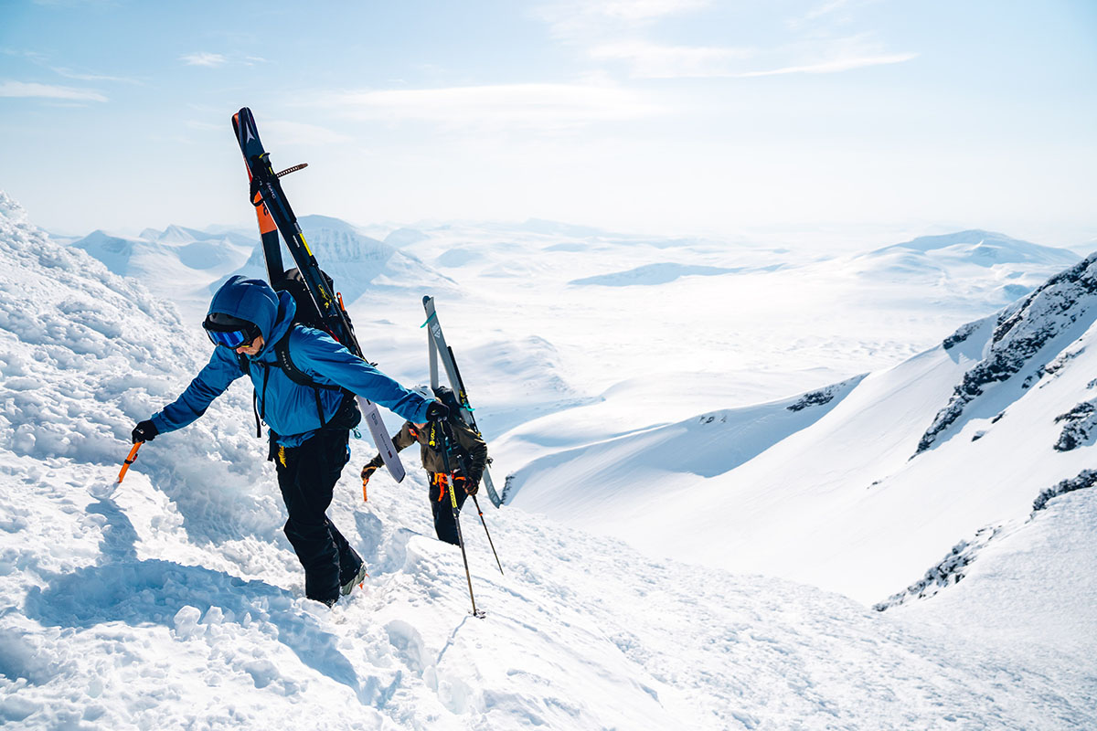 Beim Skibergsteigen muss man manchmal die Ski auf den Rücken schnallen und die letzten Meter zu Fuß gehen.