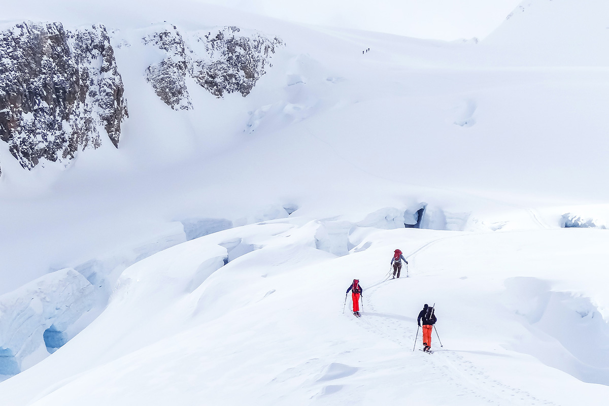 Im Winterurlaub unternehmen Sie gemeinsam mit Freunden Ausflüge auf Skitouren-Ski.